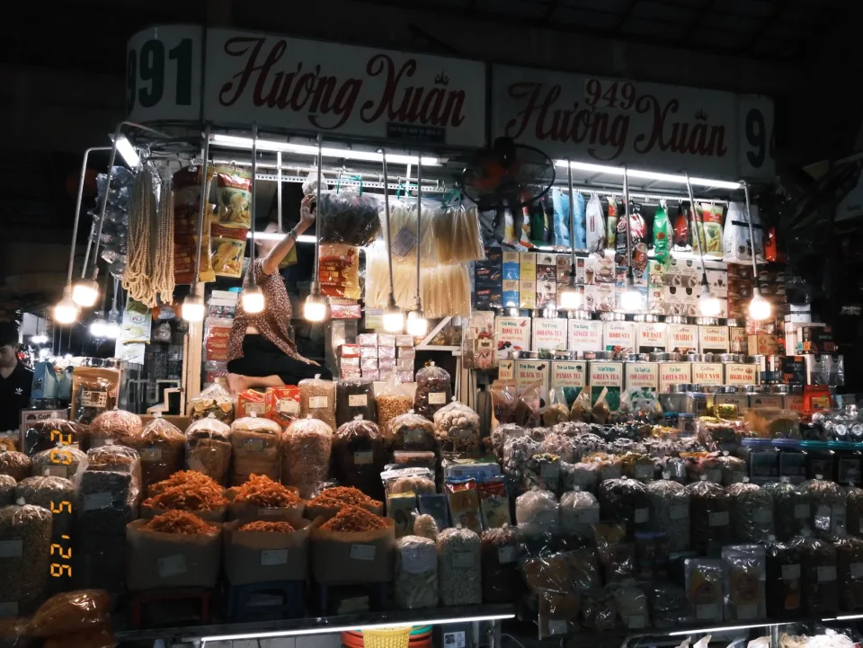 Bàn ăn tại Suối Đá Đôi